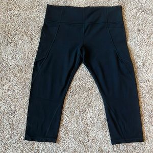 Athleta black Salutation Stash Capris